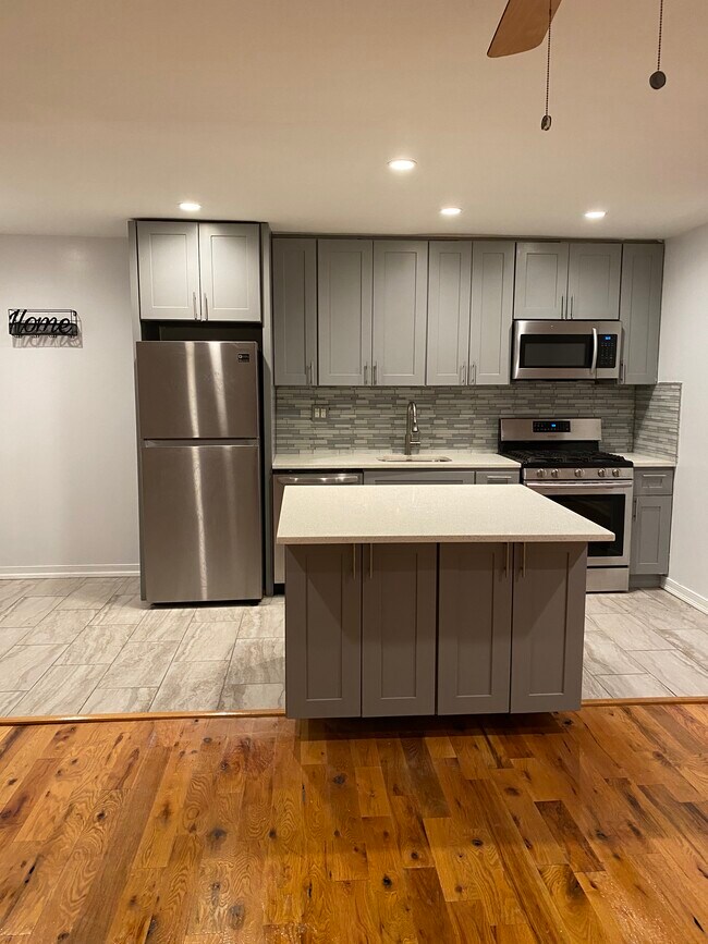 Foto del edificio - 964 E 99th St