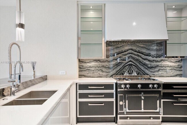 Foto del edificio - 17901 Collins Ave