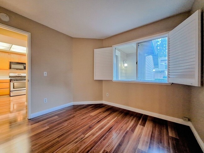 Building Photo - Large 2-story 2 Bedroom Townhouse w/Garage...