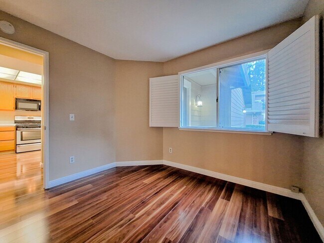 Foto del edificio - Large 2-story 2 Bedroom Townhouse w/Garage...