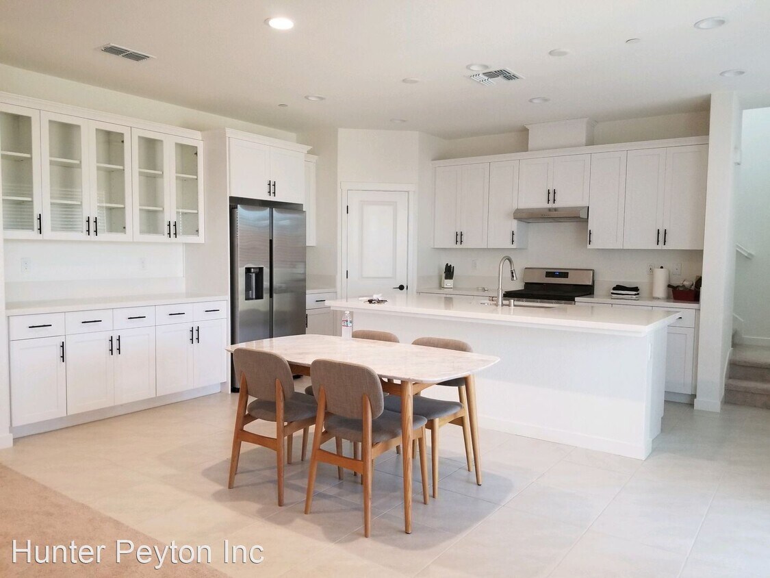 Foto principal - 4 br, 3.5 bath House - 16496 Hilgard Dr.