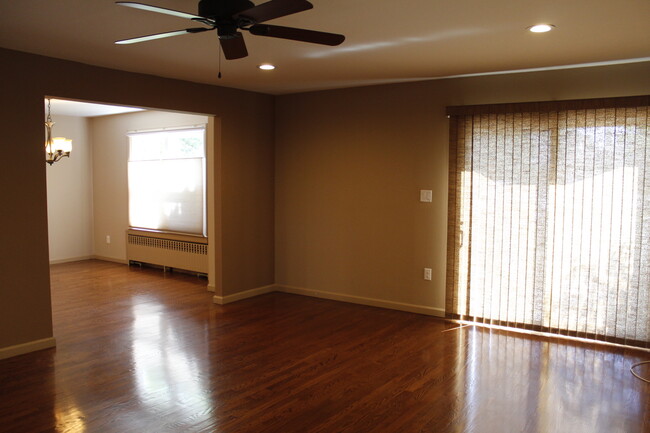 Living To Dining - 45 Woodside Ave