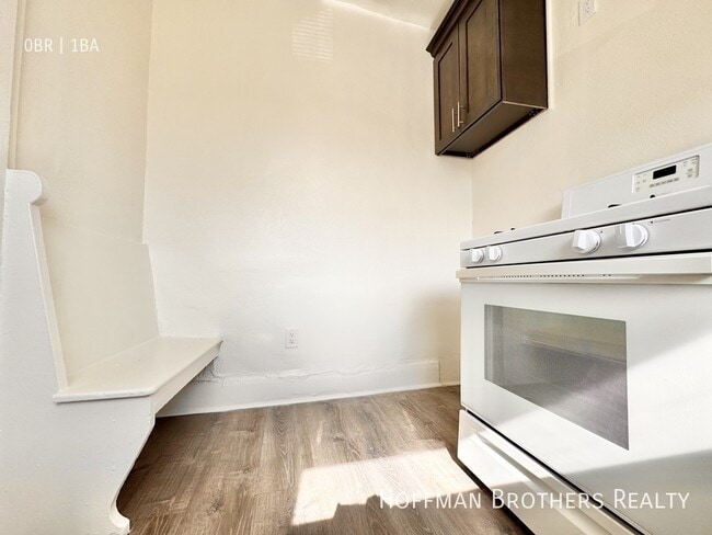 Building Photo - 1802 N La Brea Ave