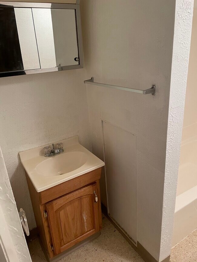 Apartamento B - 700 Brinton Ave