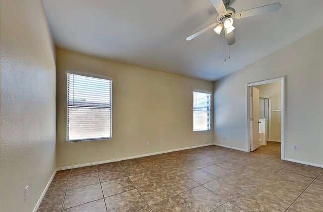 Foto del edificio - 4521 Possum Berry Ln