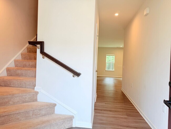 Foto del edificio - Like New Townhome!