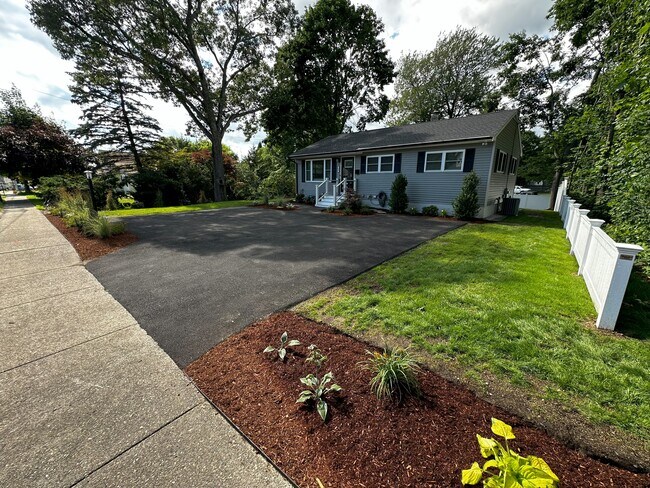 Frente con entrada para auto - 193 Beaver St