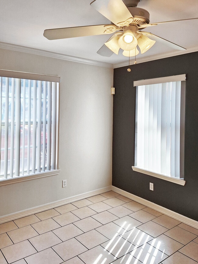 Building Photo - 1907 Maria Isabel Dr