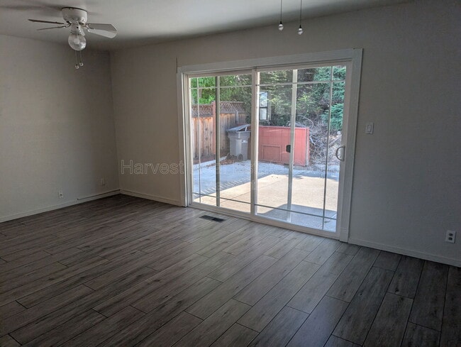 Foto del edificio - 82 Elysian Fields Dr