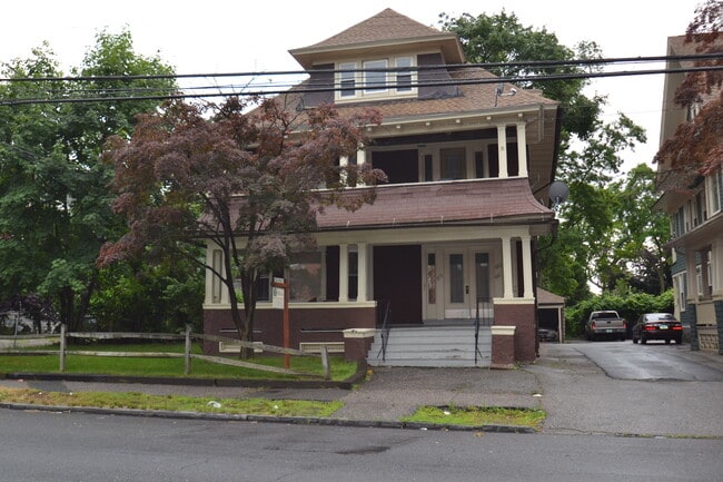 Foto del edificio - 683 Maplewood Ave