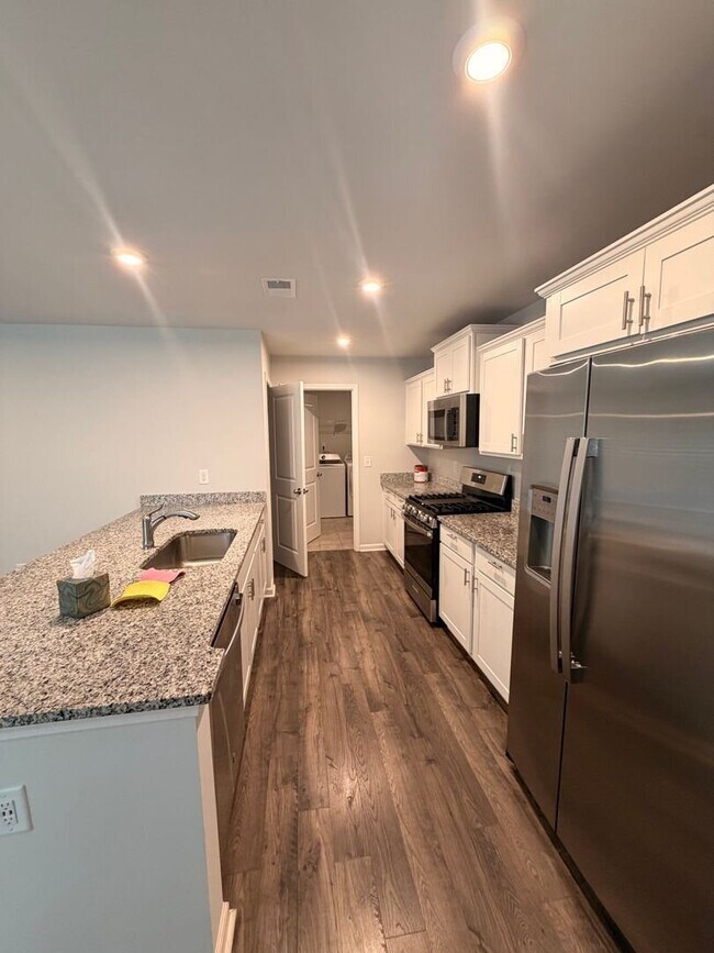 Foto del edificio - Like New 4 Bed, 2.5 Bath Townhome Available in Greenville