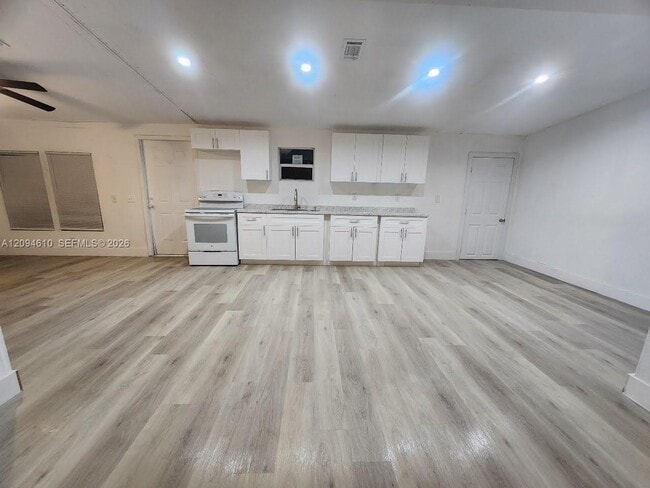 Foto del edificio - 21870 NW 1st St