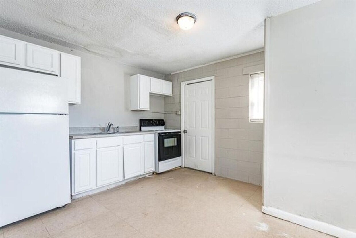 Foto principal - Updated 2-Bed, 1-Bath Townhouse Just Minut...