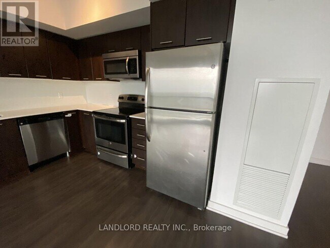 Photo du bâtiment - 2220-2220 Lake Shore Blvd W