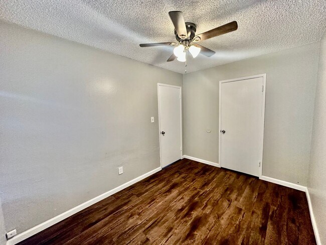 Foto del edificio - 6131-6133 Horton Drive