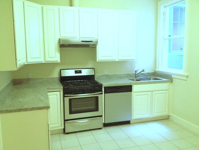 Building Photo - 552 Ashbury St