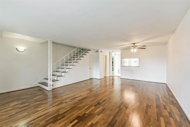 Building Photo - 811 S Ripple Creek Dr