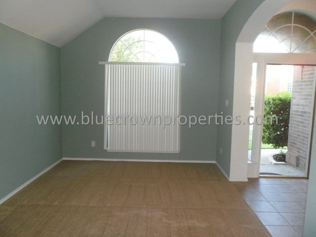 Building Photo - Spacious 3 or 4 Bedroom w/ 3 Car Garage