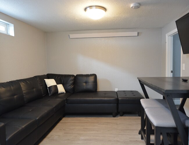 Foto del edificio - "Fully Furnished 1-Bedroom Basement Retrea...