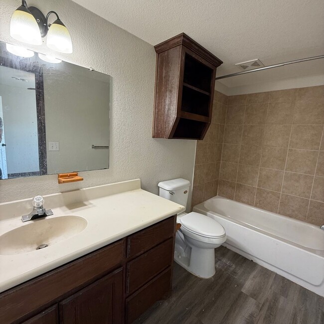 Building Photo - $500 Off 1st Full Month!* All Utilities In...