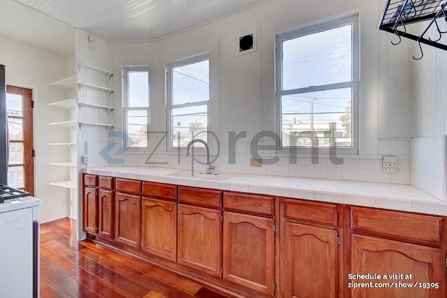 Building Photo - Unit B