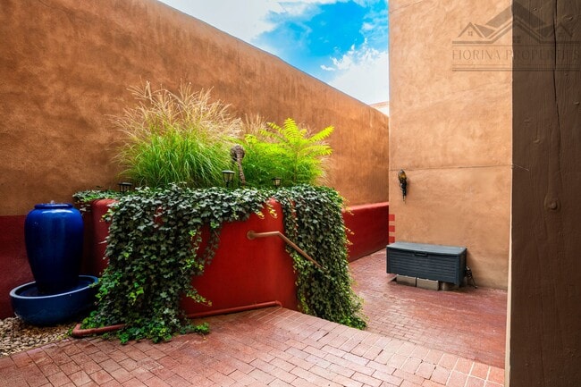 Building Photo - Inviting Studio in the Heart of Downtown Santa Fe