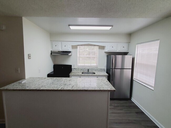 Building Photo - Updated One Bedroom, One Bath Apartment - ...