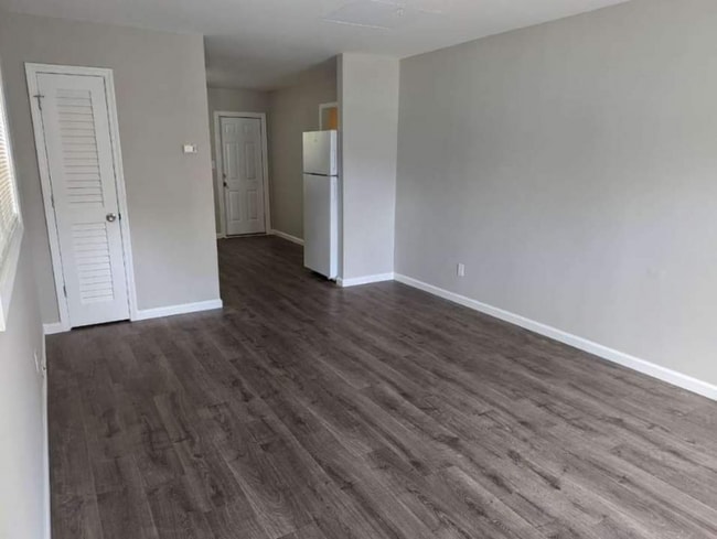Building Photo - 3681 Lynn Dr