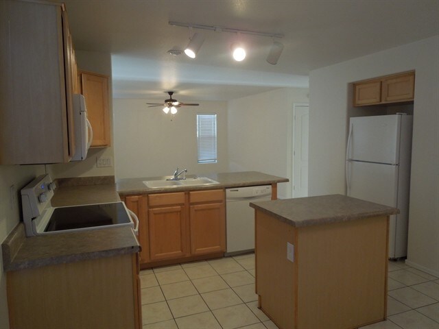 Foto del edificio - 2017 N 128th Dr