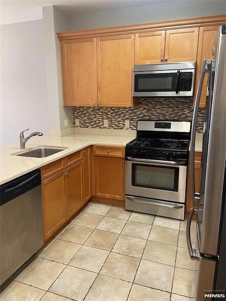 Building Photo - 10 Sampson St