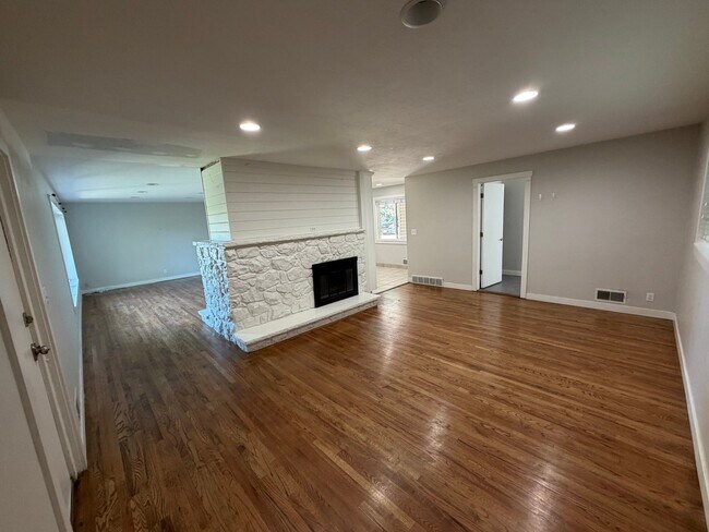 Foto del edificio - 5532 Woodcrest Dr