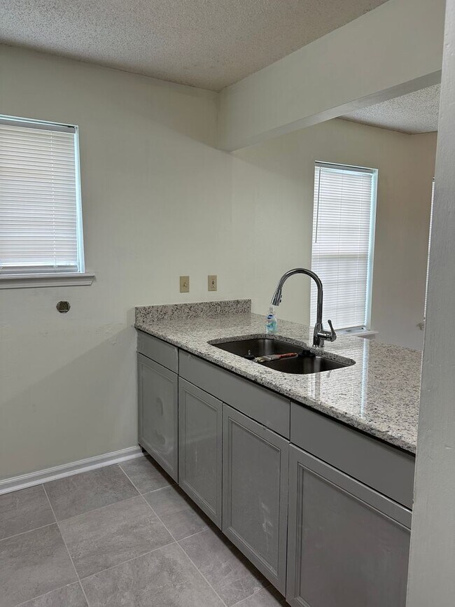 Building Photo - 2802 Sail Ct
