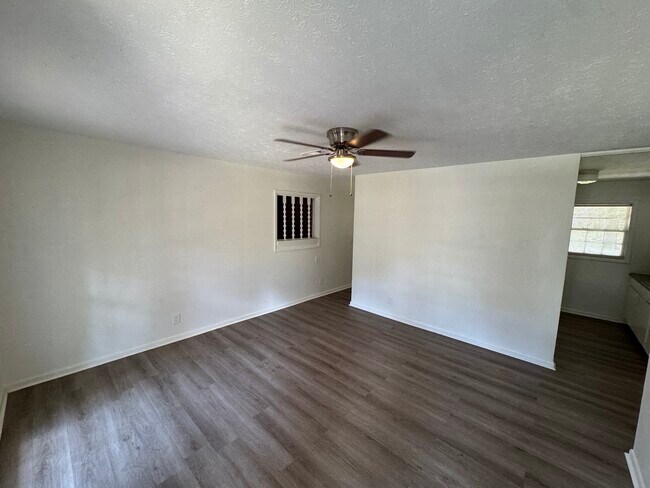 Foto del edificio - 1204 Fairlane Dr