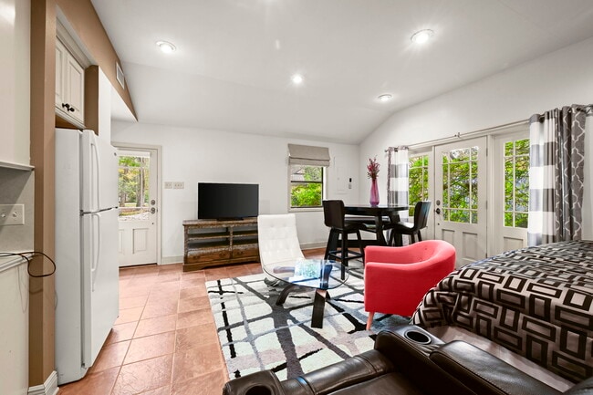 Foto del edificio - 4724 Lake Point Ave