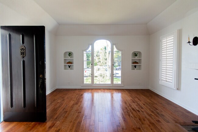 Honey, we're home! - 1230 S Crescent Heights Blvd