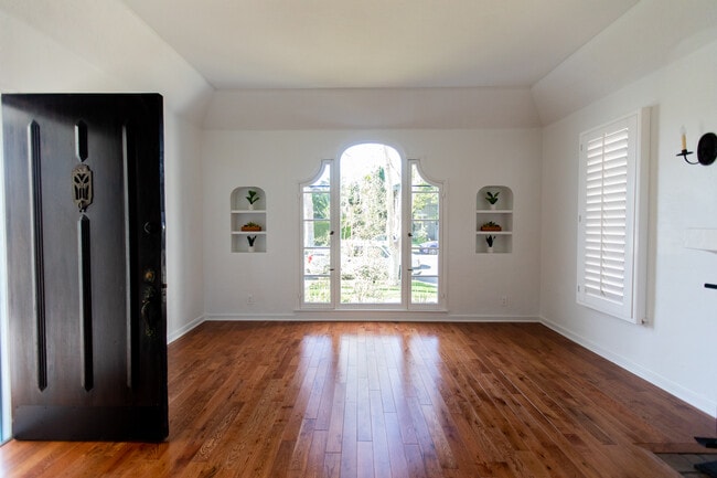 Honey, we're home! - 1230 S Crescent Heights Blvd