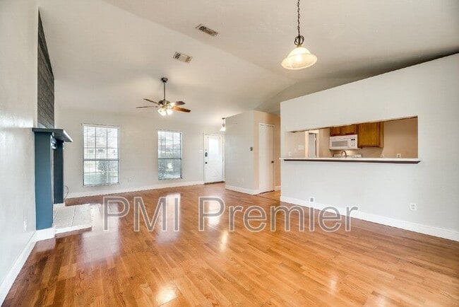 Foto del edificio - 3728 Staghorn Cir S