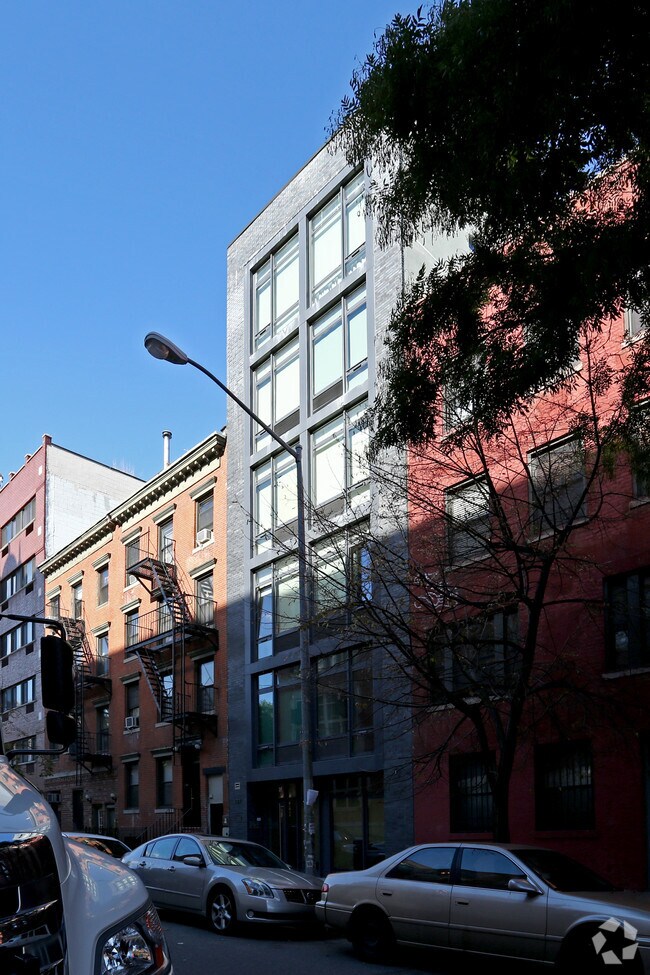 Building Photo - 427 E 12th St