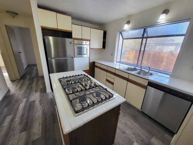 Building Photo - 2405 Kit Sierra Way