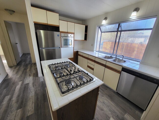 Foto del edificio - 2405 Kit Sierra Way