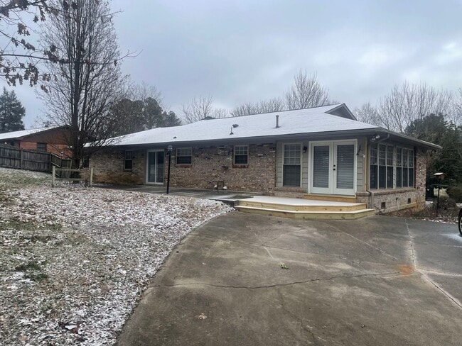 Photo - Knoxville 37918 - 3 bedroom, 1.5 bath home in Halls - Contact Lisa Vineyard and Shannon Russell (...