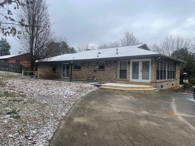 Foto del edificio - Knoxville 37918 - 3 bedroom, 1.5 bath home in Halls - Contact Lisa Vineyard and Shannon Russell (...