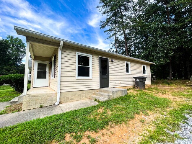 Foto del edificio - Cute 3 Bedroom 1 Bathroom in Winston Salem