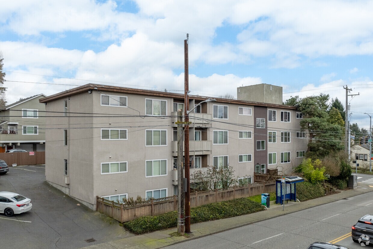 Primary Photo - 2500 NE 65th St