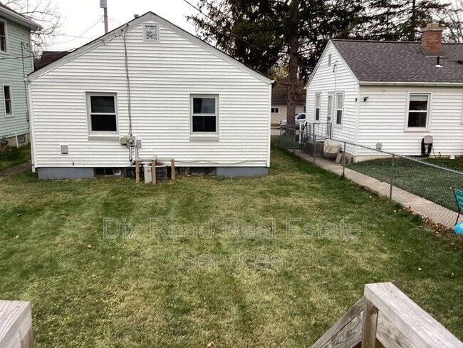 Building Photo - 1445 Southlyn Dr