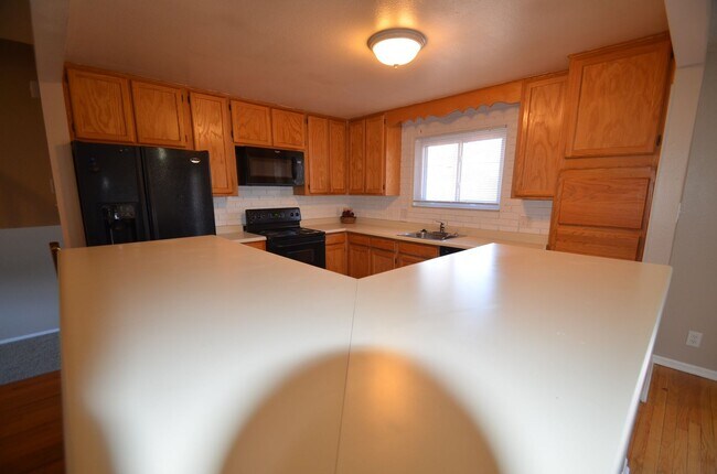 Foto del edificio - 4 bedroom home in Northglenn.  Newer paint with a large floor plan, wood floors & large deck for ...
