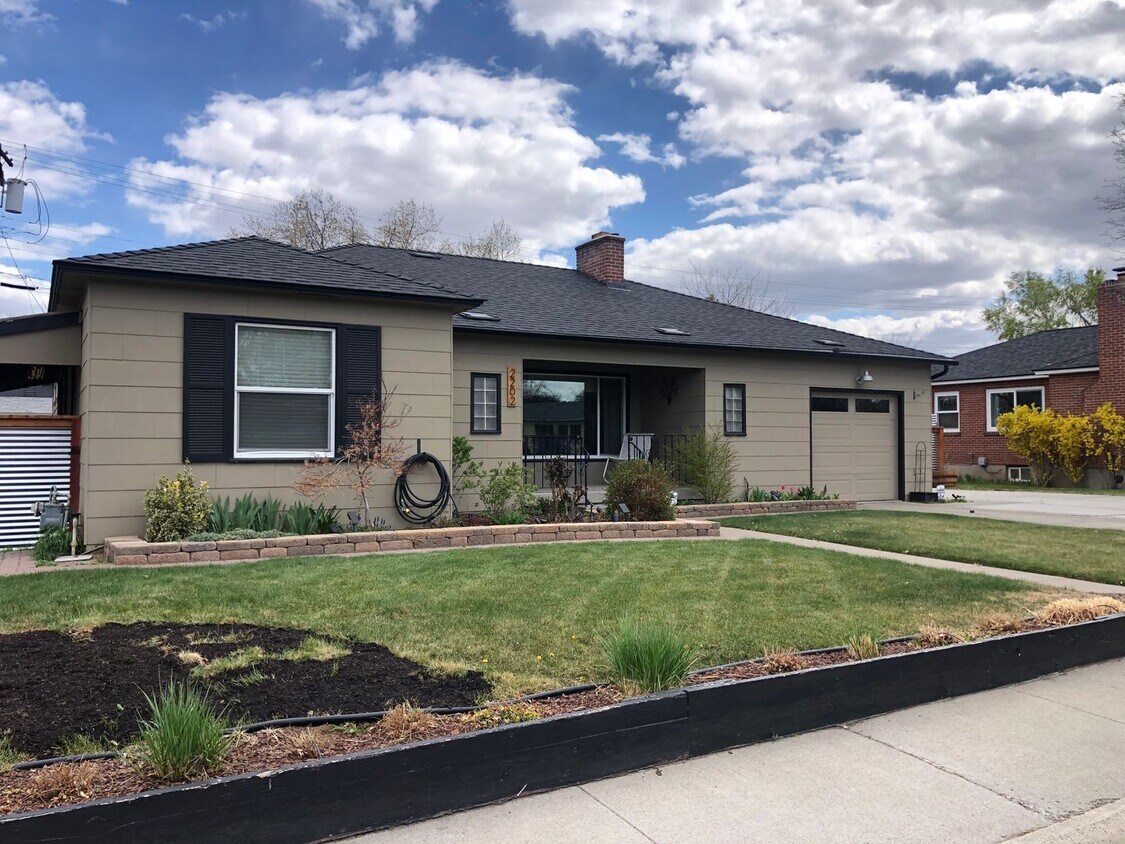 Foto principal - Move In Ready in Desirable Reno Neighborhood