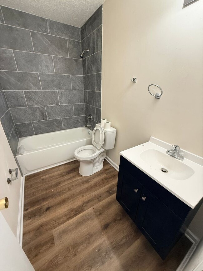 Foto del edificio - 4 bedroom 2 bath HOUSE!