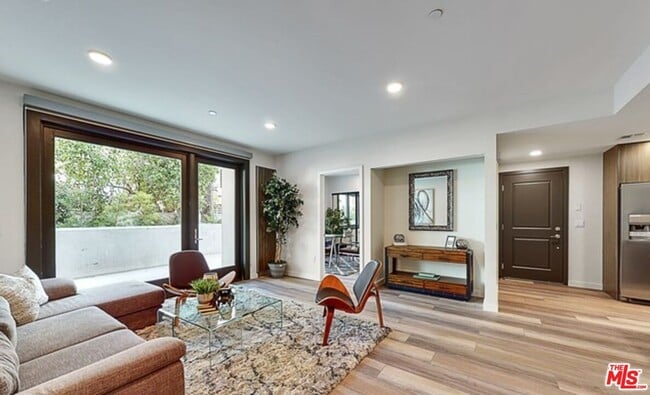 Foto del edificio - 1070 S Bedford St