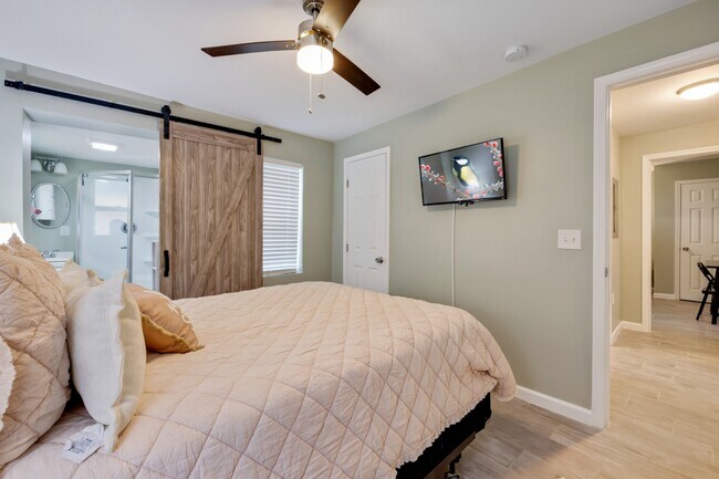 Foto del edificio - 5616 Pinetree Ave